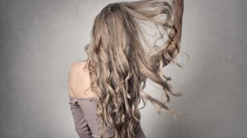 Szybkie wygładzenie włosów – jak uzyskać efekt tafli bez wysiłku?