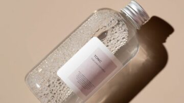 Tonizacja skóry – poznaj najlepsze toniki do twarzy