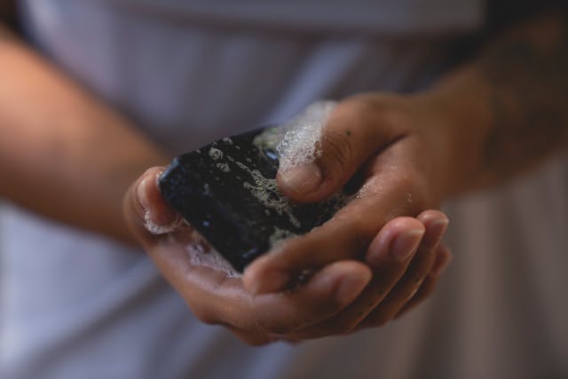 Czarne mydło – naturalny rytuał oczyszczania i pielęgnacji