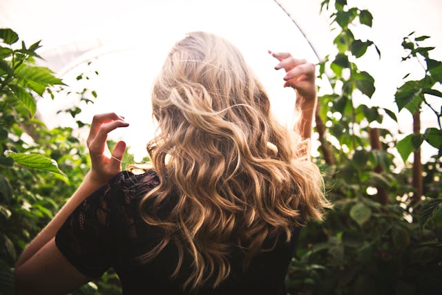 Jak zrobić beach waves hair – sprawdzone sposoby na plażowe fale