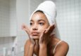 Tonik do twarzy – jaką pełni rolę i dlaczego nie warto go pomijać