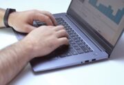 Czy praca „odpisywanie na wiadomości” jest bezpieczna?