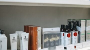 Podrażniona skóra po kwasach lub retinolu – jak złagodzić suchość?
